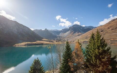 Le Grande Motte (Le Lac): Neve, Cielo, Nube, Montagna, Costruzione, Pendenza, Albero, Pianta, Casa, Paesaggio Naturale