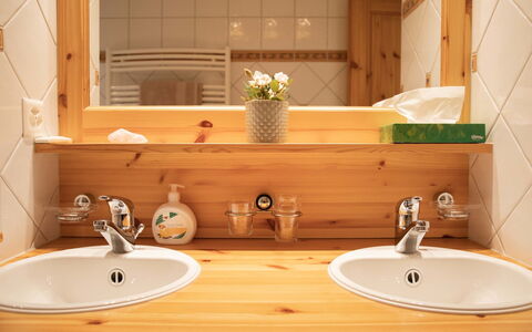 Villars 761: Marrone, Rubinetto, Lavello, Idraulico Fixture, Lavandino Del Bagno, Proprietà, Cabinetry, Legna, Mobiletto Del Bagno, Bagno
