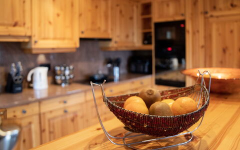 Villars 761: Cibo, Cabinetry, Controsoffitto, Tavola, Elettrodomestico Da Cucina, Legna, Tavolo, Cucina, Interior Design, Elettrodomestico