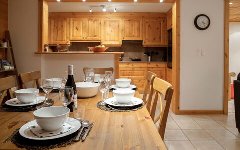 Ambre 1: Tavolo, Tavola, Proprietà, Mobilia, Dishware, Legna, Bicchieri, Cabinetry, Sedia, Controsoffitto