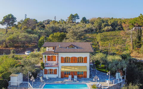 Villa Mistral: Legna, Illuminazione, Interior Design, Pavimentazione, Pavimento, Soggiorno, Immobiliare, Latifoglie, Tavolo, Fascio