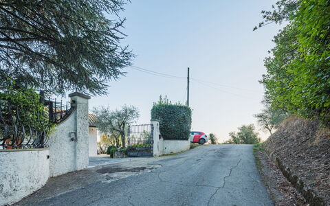 Villa Mistral: Legna, Illuminazione, Interior Design, Pavimentazione, Pavimento, Soggiorno, Immobiliare, Latifoglie, Tavolo, Fascio