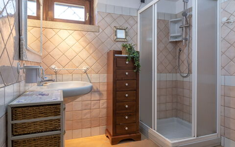 Valentina: Pavimentazione, Interior Design, Idraulico Fixture, Pavimento, Legna, Bagno, Idraulico, Camera, Lavandino Del Bagno, Piastrella