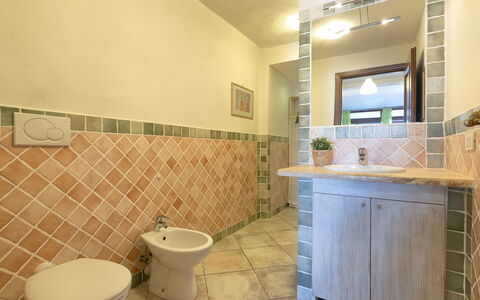 Robby: Pavimentazione, Parete, Interior Design, Pavimento, Idraulico Fixture, Bagno, Soffitto, Piastrella, Idraulico, Illuminazione