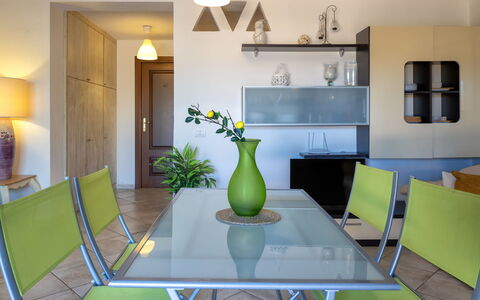 Robby: Mobilia, Interior Design, Pavimentazione, Parete, Tavolo, Sedia, Legna, Pavimento, Sala Da Pranzo, Soffitto