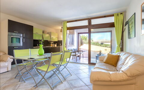 Robby: Mobilia, Interior Design, Pavimentazione, Pavimento, Soffitto, Camera, Tavolo, Divano, Sedia, Soggiorno