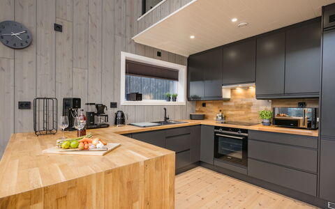 Kaja: Cabinetry, Controsoffitto, Rubinetto, Mobilia, Cucina, Cucina Stufa, Elettrodomestico Da Cucina, Lavandino Della Cucina, Lavello, Legna