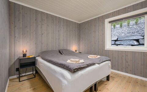 Mathias: Legna, Camera Da Letto, Pavimento, Soffitto, Bedding, Lenzuolo, Letto, Telaio Del Letto, Plank, Latifoglie
