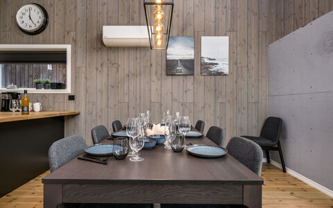 Mathias: Mobilia, Interior Design, Pavimentazione, Lampada, Legna, Pavimento, Soffitto, Sala Da Pranzo, Tavolo, Cucina & Sala Da Pranzo Tavolo