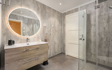 Mathias: Pavimentazione, Pavimento, Idraulico Fixture, Interior Design, Idraulico, Bagno, Soffitto, Mobiletto Del Bagno, Rubinetto, Piastrella