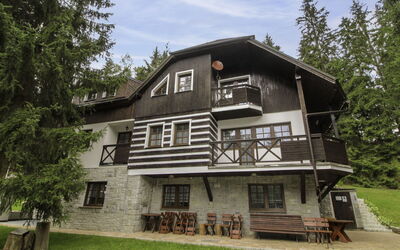 Harrachov 130: Neve, Cielo, Montagna, Finestra, Nube, Costruzione, Casa, Pendenza, Albero, Villetta