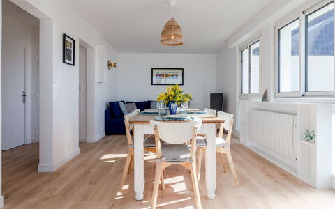 Les Mouettes: Tavolo, Finestra, Legna, Costruzione, Sedia, Interior Design, Dipingere, Pavimentazione, Color Legno, Pavimento