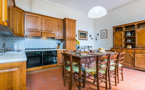 Scaletta + Girasole: Mobilia, Proprietà, Cabinetry, Controsoffitto, Legna, Interior Design, Cucina, Pavimentazione, Tavolo, Pavimento