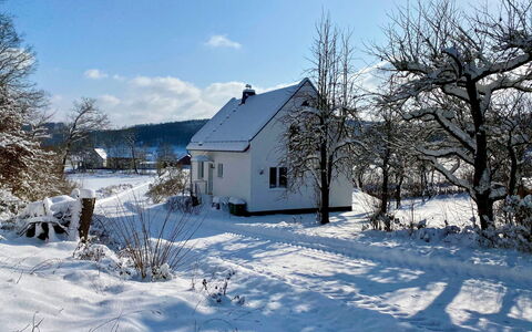 Forsthaus Gut Malberg: Cielo, Nube, Neve, Costruzione, Finestra, Pianta, Casa, Albero, Paesaggio Naturale, Pendenza