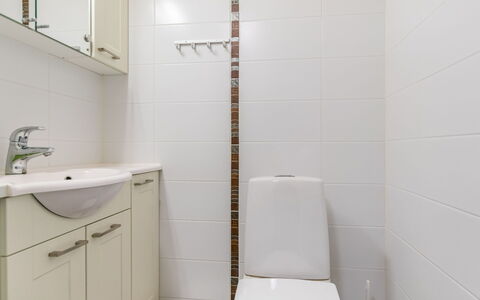 Otso: Bagno, Toilet Seat, Idraulico Fixture, Gabinetto, Pavimentazione, Parete, Lavandino Del Bagno, Interior Design, Lavello, Pavimento