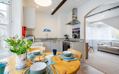 Cherry Orchard Cottage: Interior Design, Mobilia, Pavimentazione, Pavimento, Soffitto, Controsoffitto, Cucina, Camera, Appartamento, Illuminazione