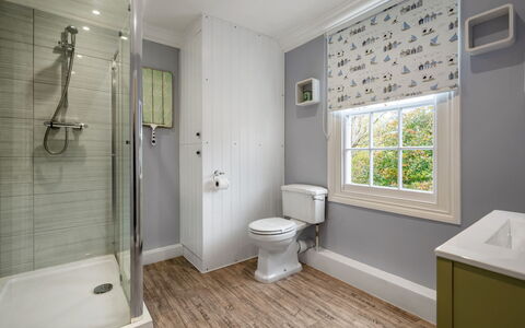 Cherry Orchard House: Bagno, Toilet Seat, Idraulico Fixture, Pavimentazione, Pavimento, Gabinetto, Vasca Da Bagno, Interior Design, Idraulico, Illuminazione