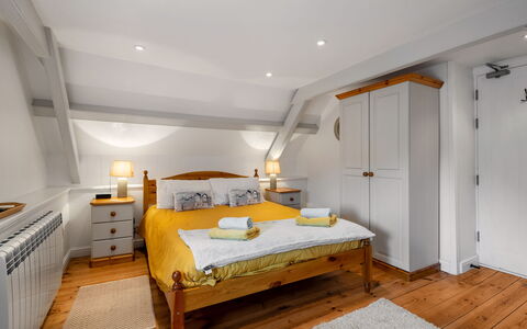 Cherry Orchard House: Mobilia, Interior Design, Letto, Camera Da Letto, Legna, Pavimentazione, Pavimento, Soffitto, Bedding, Lenzuolo