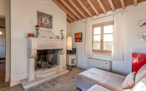 Quercia Alta: Proprietà, Mobilia, Finestra, Cornice, Legna, Interior Design, Soggiorno, Pavimento, Pavimentazione, Parete