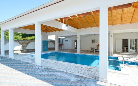 Villa Kursar: Cornice, Legna, Interior Design, Scaffalature, Mensola, Comfort, Pavimentazione, Pavimento, Casa, Parete