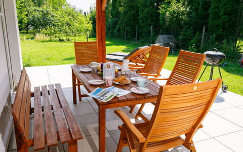 Sunstreet: Pianta, Tavolo, Mobilia, Sedia, Legna, Tavolo Esterno, Mobili Da Esterno, Albero, Interior Design, Color Legno