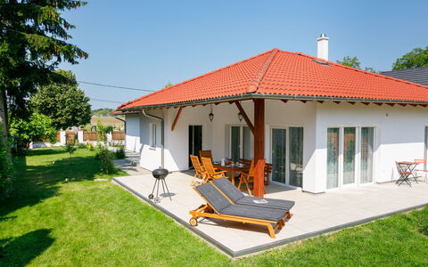 Sunstreet: Costruzione, Cielo, Pianta, Finestra, Casa, Albero, Shade, Lotto, Mobili Da Esterno, Porta
