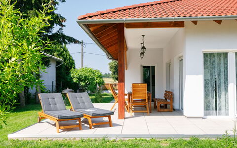Sunstreet: Pianta, Mobilia, Costruzione, Cielo, Finestra, Shade, Tavolo, Mobili Da Esterno, Sedia, Albero