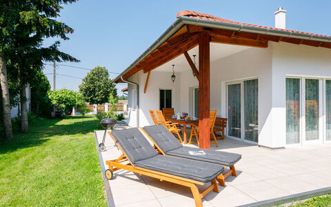 Sunstreet: Cielo, Pianta, Costruzione, Finestra, Divano, Mobili Da Esterno, Shade, Albero, Legna, Villetta