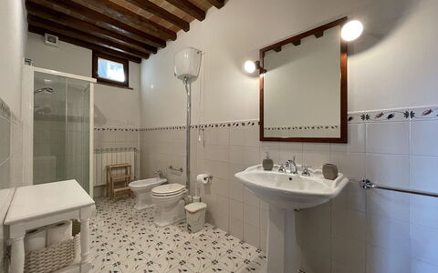 Montauto: Specchio, Rubinetto, Idraulico Fixture, Lavello, Proprietà, Lavandino Del Bagno, Costruzione, Bagno, Interior Design, Architettura