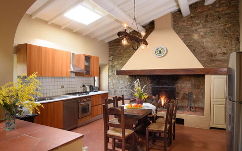 Casa San Piero: Controsoffitto, Cabinetry, Proprietà, Mobilia, Tavolo, Sedia, Pianta, Legna, Cucina, Interior Design