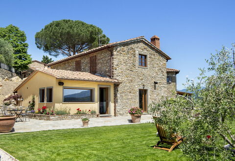 Casa San Piero: Cielo, Pianta, Costruzione, Proprietà, Finestra, Albero, Casa, Porta, Erba, Villetta