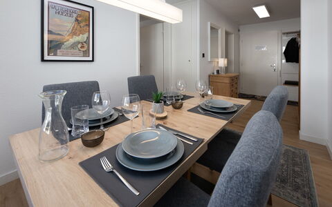 Chalet zur Höhe: Mobilia, Interior Design, Pavimentazione, Legna, Pavimento, Cucina & Sala Da Pranzo Tavolo, Tavolo, Sala Da Pranzo, Soffitto, Camera