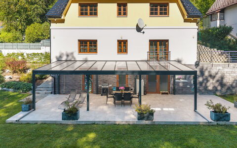 Posázaví: Mobilia, Shade, Mobili Da Esterno, Terrazza, Tenda, Struttura Esterna, Vaso Di Fiori, Tavolo Esterno, Giardino, Pergola