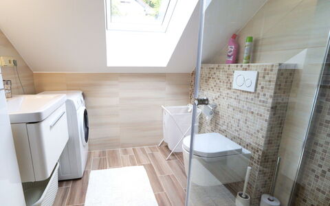 Posázaví: Proprietà, Lavello, Finestra, Costruzione, Interior Design, Bagno, Idraulico Fixture, Architettura, Pavimentazione
