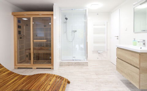 Posázaví: Costruzione, Proprietà, Mobiletto Del Bagno, Specchio, Rubinetto, Idraulico Fixture, Porta, Legna, Lavello