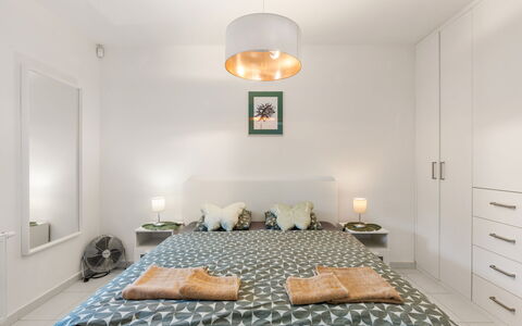 Posázaví: Mobilia, Letto, Interior Design, Camera Da Letto, Parete, Bedding, Pavimento, Pavimentazione, Lenzuolo, Camera