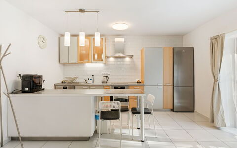 Posázaví: Mobilia, Cucina, Interior Design, Controsoffitto, Pavimentazione, Lampada, Cabinetry, Parete, Elettrodomestico Da Cucina, Legna