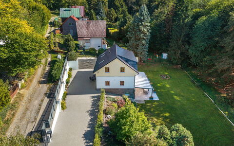 Posázaví: Casa, Zona Residenziale, Villetta, Tetto, Casa, Area Rurale, Insediamento Umano, Giardino, Sobborgo, Estate