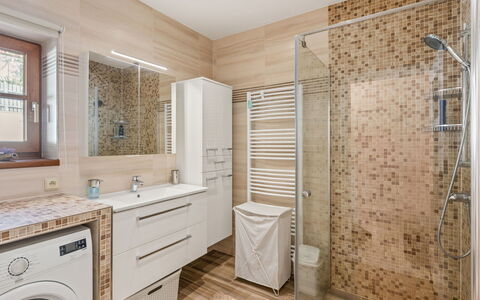 Posázaví: Bagno, Pavimentazione, Interior Design, Pavimento, Idraulico Fixture, Parete, Lavandino Del Bagno, Mobiletto Del Bagno, Lavello, Rubinetto