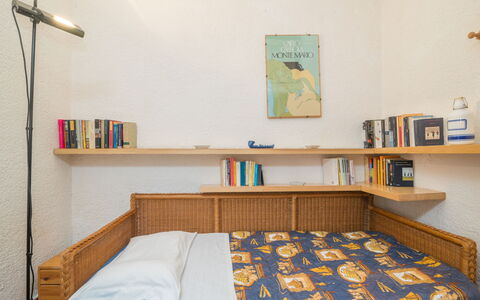 Bolina: Mobilia, Proprietà, Azzurro, Interior Design, Scaffalature, Legna, Libreria, Mensola, Pavimento, Parete