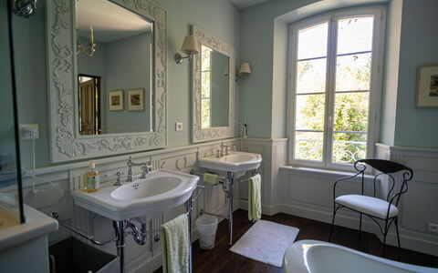 La Verdière: Specchio, Rubinetto, Idraulico Fixture, Lavello, Lavandino Del Bagno, Finestra, Bagno, Cornice, Interior Design, Architettura