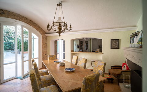 La Verdière: Tavolo, Proprietà, Cornice, Costruzione, Sedia, Legna, Interior Design, Pavimentazione, Pavimento, Soggiorno
