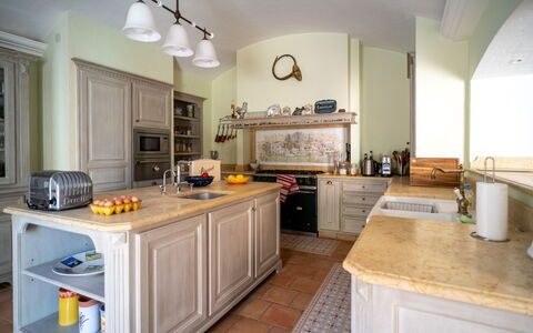 La Verdière: Cabinetry, Controsoffitto, Lavello, Lavandino Della Cucina, Cucina Stufa, Elettrodomestico Da Cucina, Elettrodomestico, Legna, Cucina, Interior Design