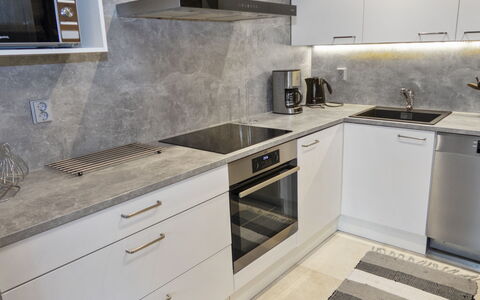 Agenttimajat 1: Pavimentazione, Controsoffitto, Cucina, Legna, Pavimento, Apparecchio Major, Interior Design, Elettrodomestico Da Cucina, Elettrodomestico, Cabinetry