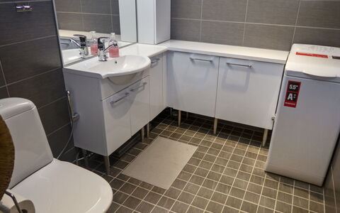 Agenttimajat 1: Pavimentazione, Idraulico Fixture, Pavimento, Lavello, Idraulico, Interior Design, Lavandino Del Bagno, Piastrella, Rubinetto, Bagno