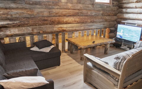Agenttimajat 1: Mobilia, Pavimentazione, Legna, Pavimento, Interior Design, Pavimento In Legno, Camera, Latifoglie, Soggiorno, Color Legno