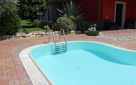 Corte Chiara: Acqua, Pianta, Finestra, Azzurro, Piscina, Costruzione, Rettangolo, Erba, Porta, Materiale Composito