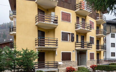 Hedelweiss House: Pianta, Costruzione, Proprietà, Finestra, Urban Design, Condominio, Quartiere, Zona Residenziale, Porta, Proprietà Del Materiale