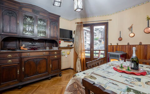 Hedelweiss House: Cabinetry, Proprietà, Mobilia, Controsoffitto, Cassetto, Legna, Cucina, Illuminazione, Sedia, Interior Design