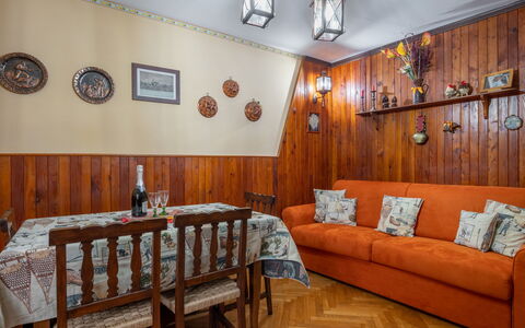 Hedelweiss House: Mobilia, Proprietà, Tavolo, Cornice, Divano, Legna, Interior Design, Illuminazione, Pavimento, Divano Letto